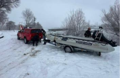 "BEZBEDNOST NEMA VREMENSKE USLOVE" Policija i vatrogasci-spasioci na terenu - pomažu građanima i uklanjaju sneg uprkos lošem vremenu (FOTO)